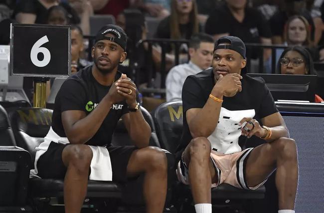 队友接连被罚下！维尼修斯讽刺裁判：多来点红牌吧！（队友相继染红，维尼修斯冷嘲裁判：尽管多掏红牌！）