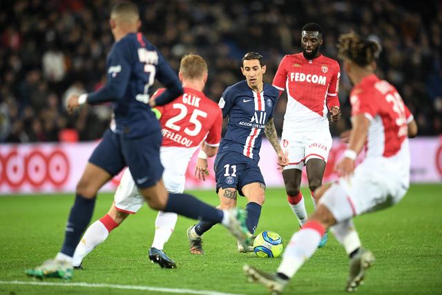 欧文突破防守造成杀伤球成功（欧文强突防线造犯规得手）