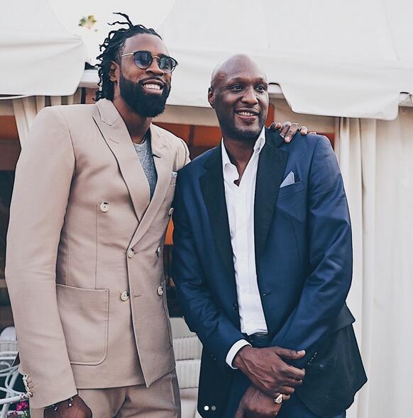 湖人杯赛主场不敌马刺引热议！媒体人：詹东里合体后最惨失利（湖人杯赛主场负于马刺掀热议，媒体称为詹东里合体以来最惨一败）