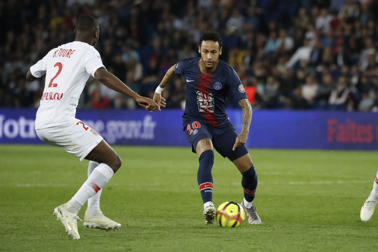 塞维利亚官方：因俱乐部上诉，主场部分看台关闭的处罚将暂停（塞维利亚官宣：俱乐部上诉获受理，主场部分看台关闭处罚暂缓执行）