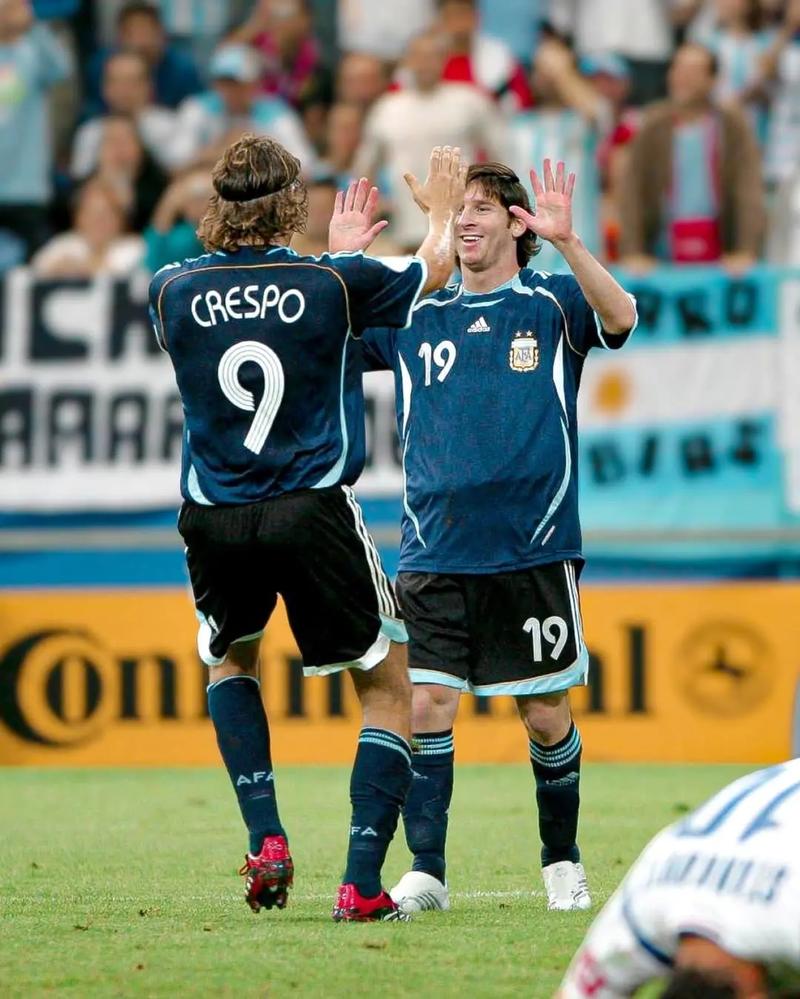 德甲战报：迪亚斯传射、杰克逊锁胜局，拜仁3-1圣保利（德甲：迪亚斯传射建功，杰克逊终结悬念，拜仁3-1击退圣保利）