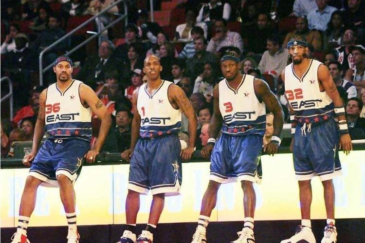 惨成“受害者”！詹姆斯撒镁粉，旁边的八村被撒一脸（詹姆斯撒镁粉意外波及，八村一脸粉尘）