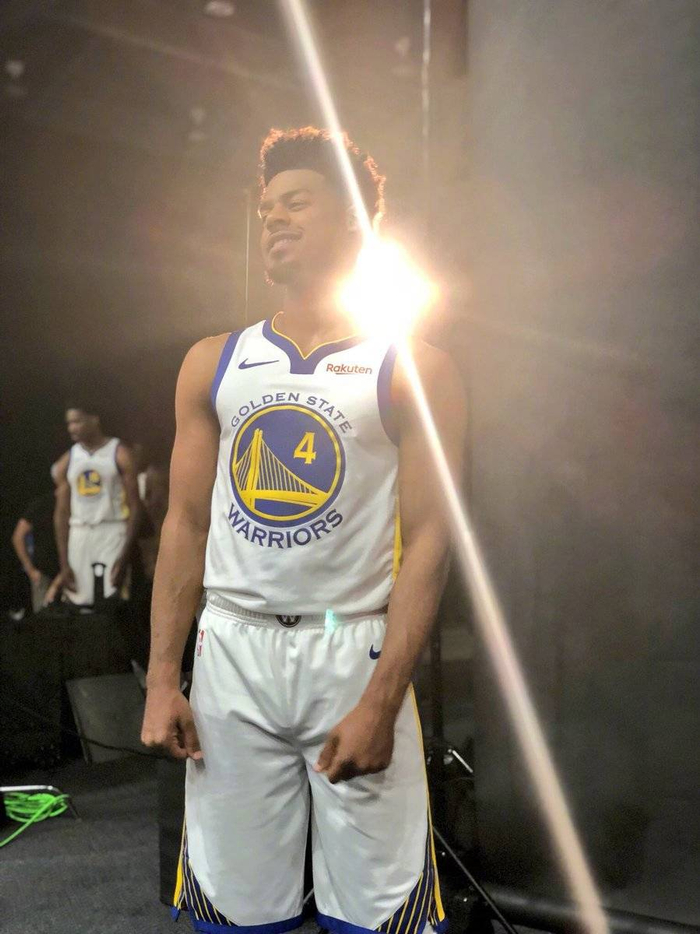 跟队：米兰双雄在为新球场找命名商，目标带来每年超2000万欧收入（队记：米兰双雄为新球场寻冠名合作，目标年收逾2000万欧元）